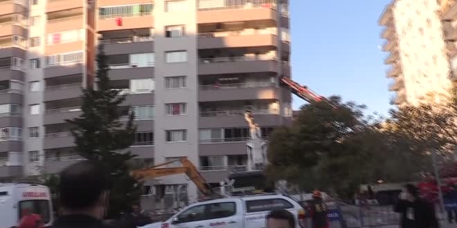 Bakan Karaismailoğlu, enkazda incelemelerde bulundu