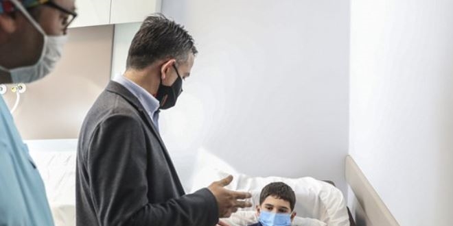 Bakan Pakdemirli enkaz altından çıkarılan Buse'yi ziyaret etti