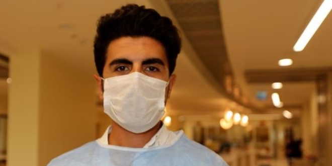Kovid-19'u 2 kez yenen doktor, hastalarına nefes oluyor