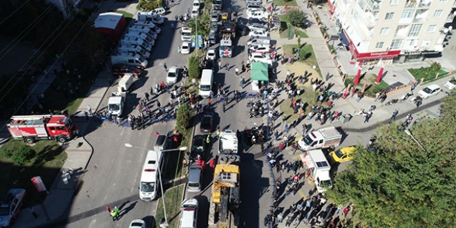 Enkaz alanlar�na gelen vatanda�lar, yo�unluk olu�turdu