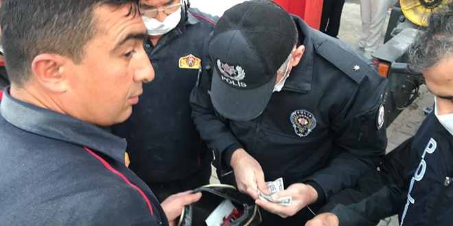 İtfaiye eri, enkazda bulduğu çantayı polise teslim etti