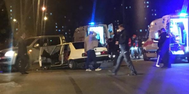 Otomobil ile ticari araç çarpıştı: 10 yaralı