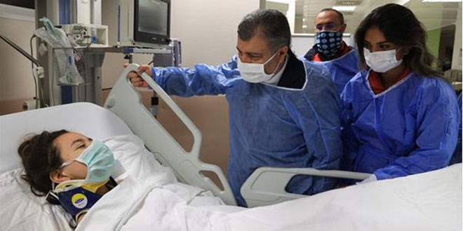 Sağlık Bakanı Koca, enkazdan kurtarılan İnci Okan'ı ziyaret etti