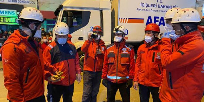 Yaşlı adamı enkazdan kurtaran ekip: Mutluluktan kendimizi kaybettik