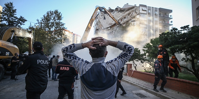 Bir kısmı yıkılan Karagül Apartmanı kontrollü olarak yıkıldı