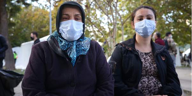 Y�k�lan binan�n i�inde bir delik bulup hayata tutundular