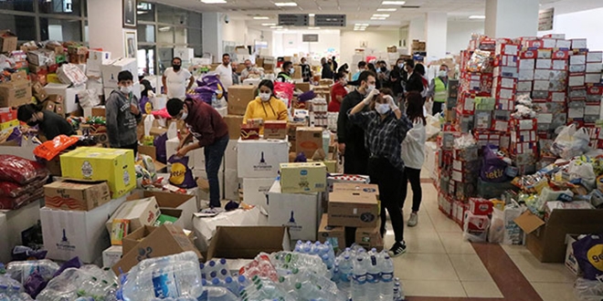 T�rkiye'nin d�rt bir yan�ndan yard�m... Buz pisti doldu, ta�t�