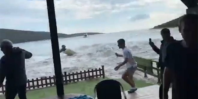 İzmir'deki tsunamiden yeni görüntüler: Son anda kaçtılar