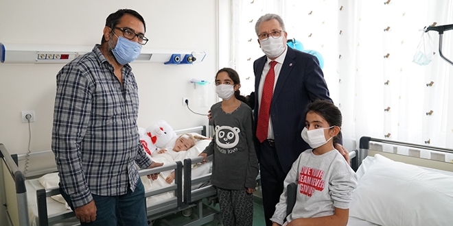 Minik Elif, hastanede ailesi ile buluştu