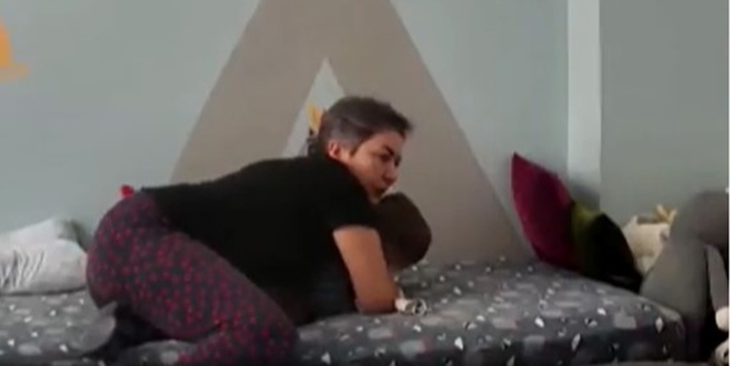 Uykuda depreme yakalanan çocuğunu böyle korudu