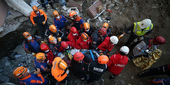 Enkazdan 26 saat sonra kurtarılan Halim Amca hayatını kaybetti