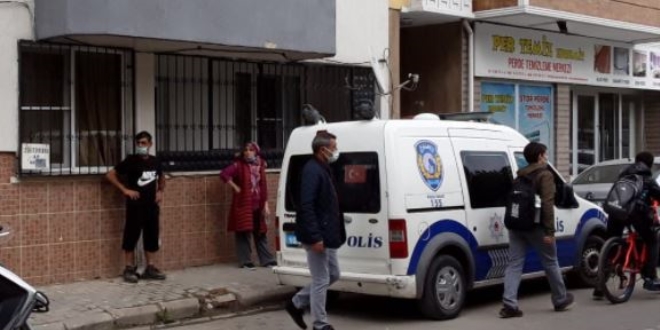 Emekli öğretmen evinde ölü bulundu