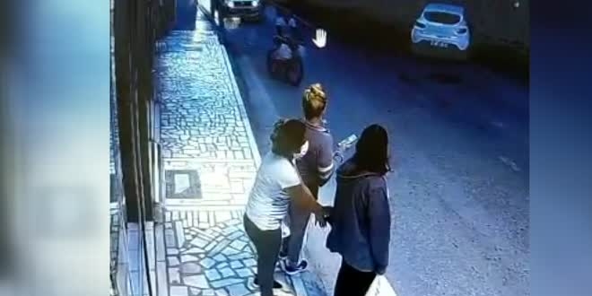 Arkadaşı 'perdeledi', kendisi kadının telefonunu çaldı