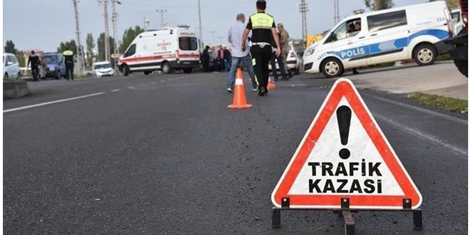 Dzce'de yolcu minibs arampole devrildi: 4 yaral