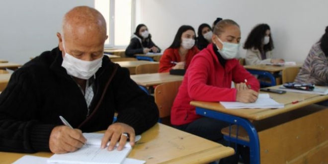 75 yaşındaki emekli öğretmen azmiyle örnek oluyor