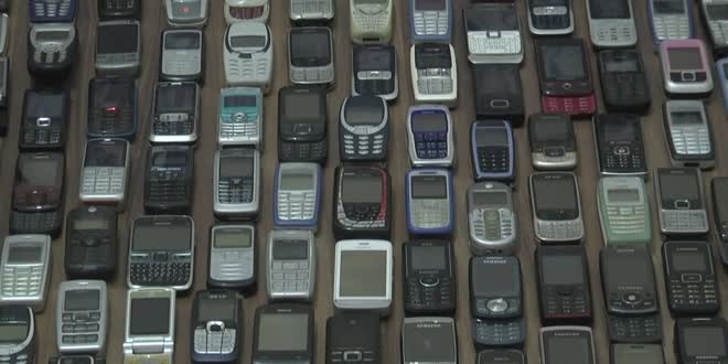 20 yılda bin adet cep telefonu biriktirdi