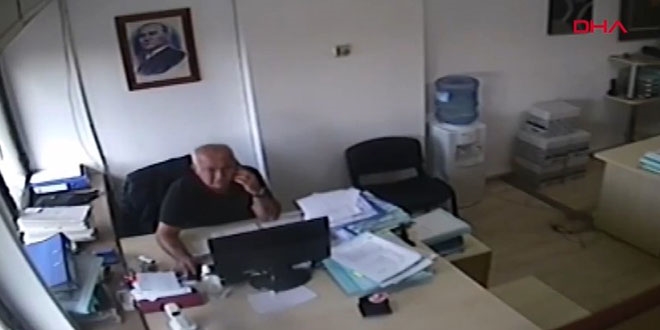 Depremde bina sallandı, o telefonla konuşmaya devam etti