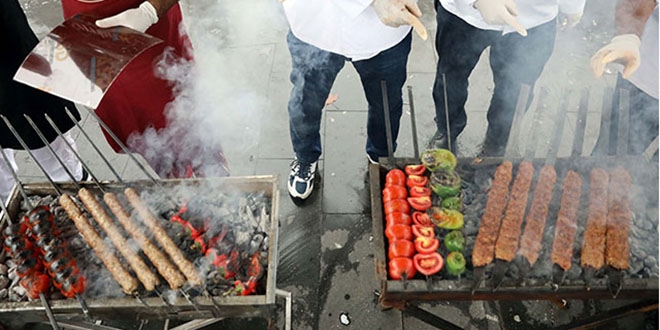 İki ilin 'kebap' tartışması Gaziantep'te tatlıya bağlandı