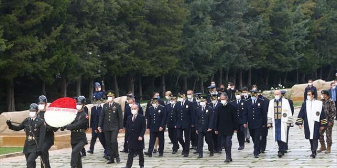 Emniyet te�kilat� An�tkabir'i ziyaret etti