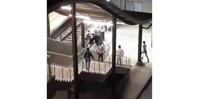 Kadın güvenlik görevlisine küfreden şahsa linç girişimi kamerada