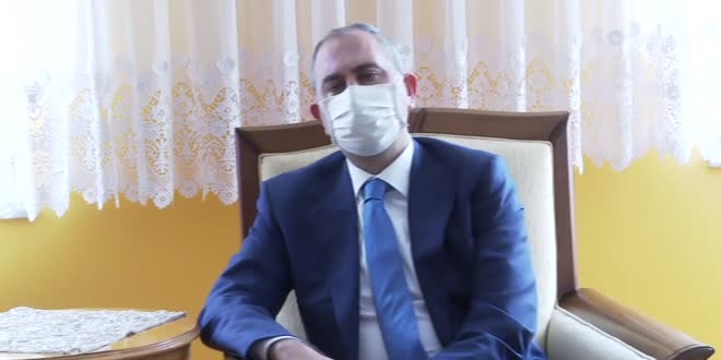 Bakan, depremde hayatını kaybeden adliye çalışanının ailesini ziyaret etti