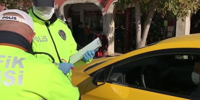 Polisten maske kullanan sürücü ve yolculara teşekkür