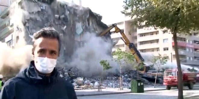 Muhabir, canlı yayındayken hasarlı bina yıkıldı