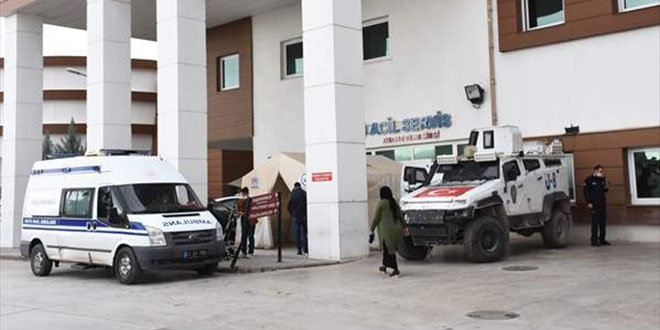 Zehirlenme şüphesiyle hastaneye başvuran 7 kişilik aileden ikisi yaşamını yitirdi