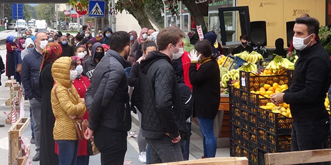 Ne virüs ne de polis dinlediler... İndirimi duyan markete koştu
