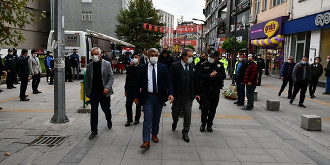 Denetime çıkan vali caddede sigara içilmesini yasakladı
