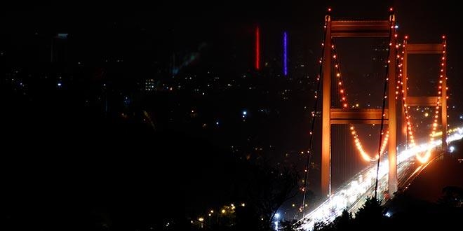 Fatih Sultan Mehmet Köprüsü turuncu renge büründü