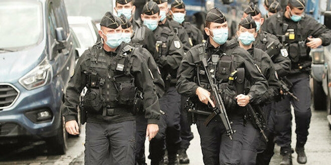 Fransa'da cinnet hali, 3'ü Türk 4 öğrenci evleri basıldı