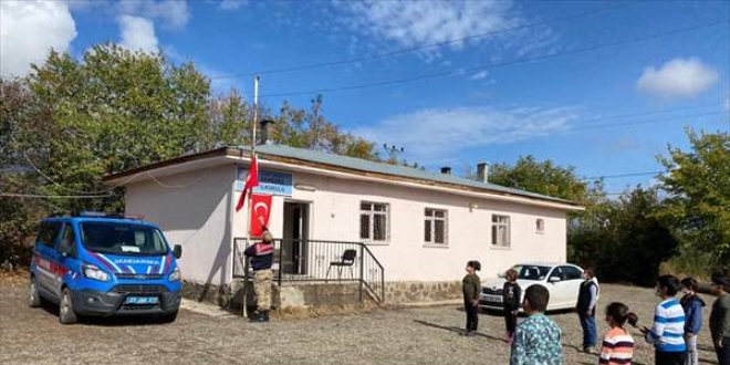 Elazığ'da jandarma ve köy okulu öğrencilerinin Türk bayrağı hassasiyeti