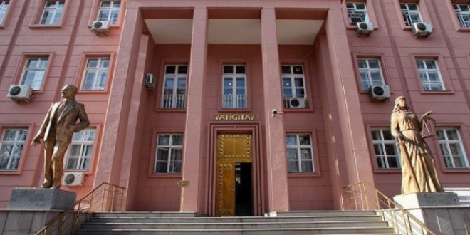 Kızı yaşındaki işçiye SMS attı, tazminatsız kovuldu