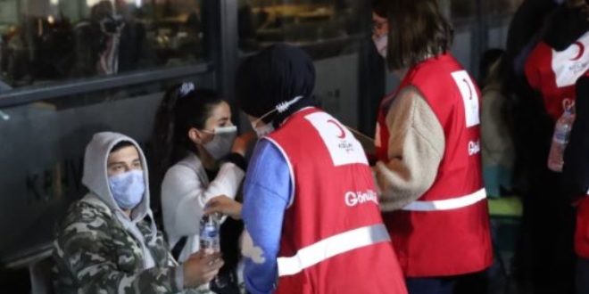 Türk Kızılay, depremzedelere hijyen seti dağıtıyor