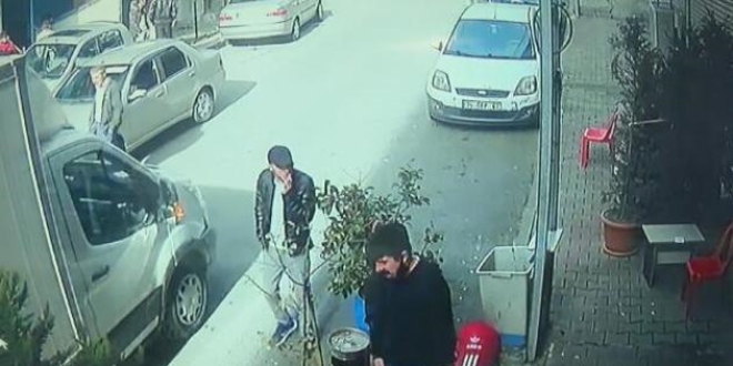 Kamyonetin kasa kapağı, sokakta yürüyen kişiye çarptı