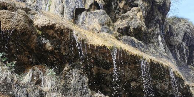 'A�layan Kayalar' yoldan ge�enlerin ilgi oda�� oldu