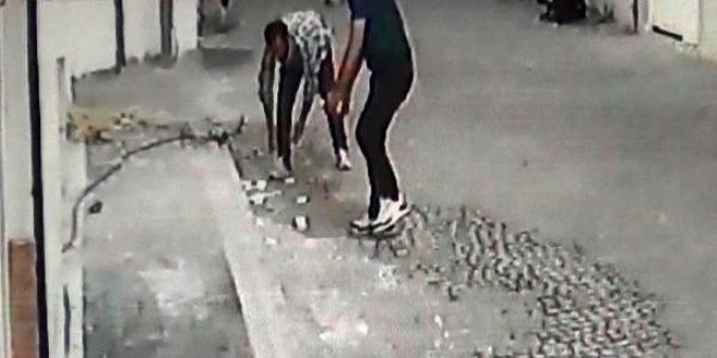 Sokağa saçılan paraları vatandaşlar topladı; polise teslim etti