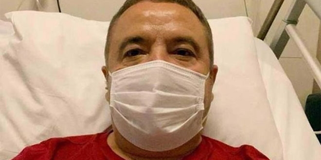 Korona tedavisi gören Muhittin Böcek yürümeye başladı