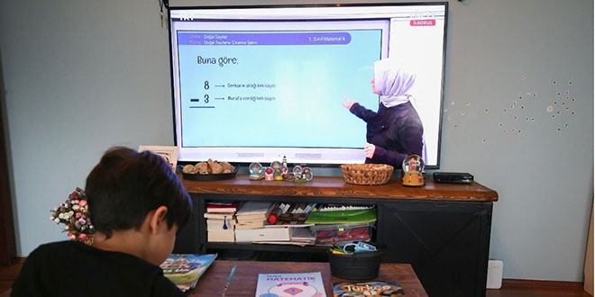 Başörtülü öğretmene saldırıya 30 bin TL ceza