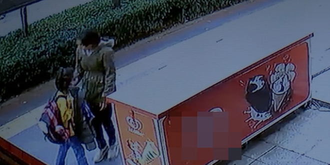 Maskesiz genç kız, maskeli öğrencinin yüzüne tükürdü