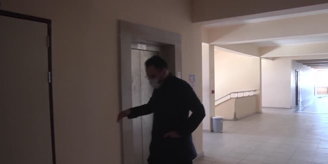 Kovid-19'u yenen öğretmen ile öğrencileri sosyal mesafeyi ölçen cihaz üretti
