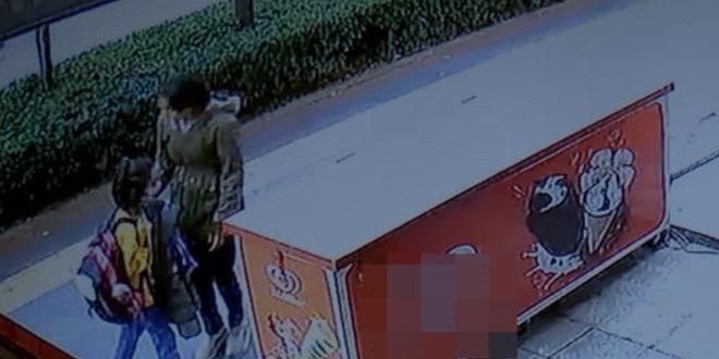 Genç kız, yolda yürüyen maskeli öğrenciyi durdurup yüzüne tükürdü