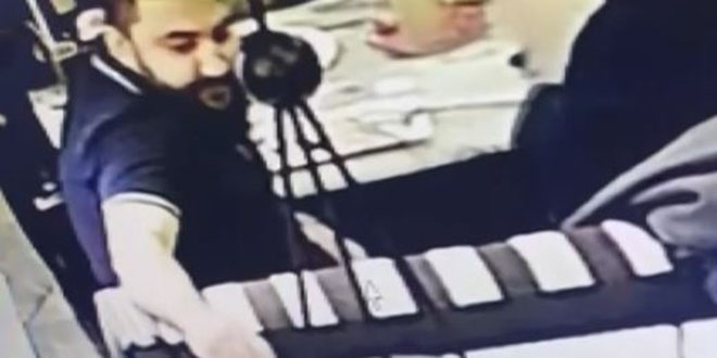 2 bin liralık kulaklığı çaldı, yerine çakma olanı bıraktı