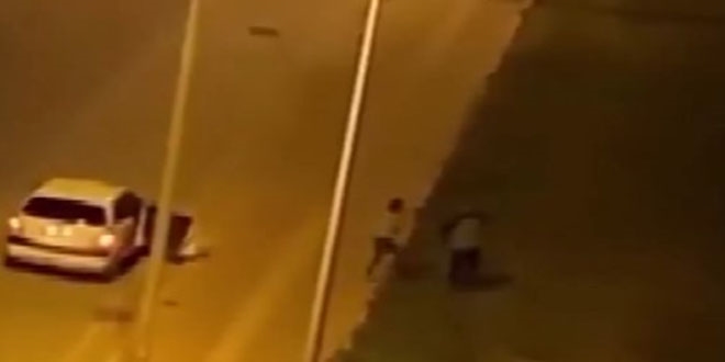 Bir kadın, sokak ortasında tartıştığı erkeği tokatlayıp, tartakladı