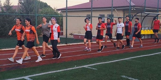 Esra öğretmen fedakarlığıyla gençlerin kaderini değiştirdi