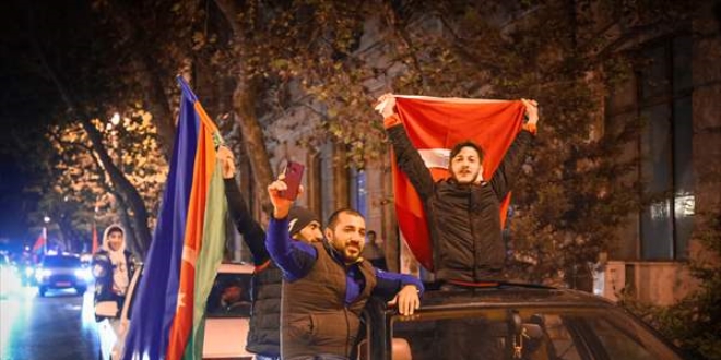 Azerbaycanlılar Dağlık Karabağ'da varılan anlaşmayı coşkuyla kutluyor