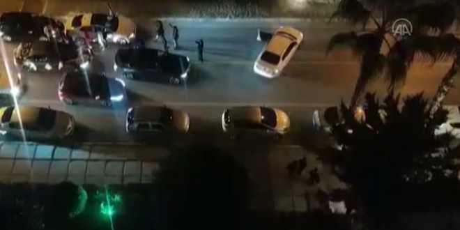 Konvoyla trafiği engelleyerek halay çeken iki sürücü yakalandı