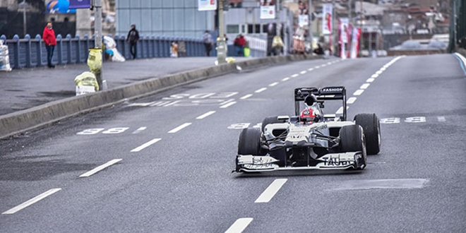 İstanbul'un tarihi yerlerinde Formula 1 araçları tur atıyor