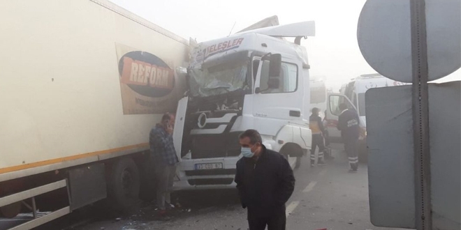 Konya'da sis nedeniyle 10'dan fazla ara birbirine girdi